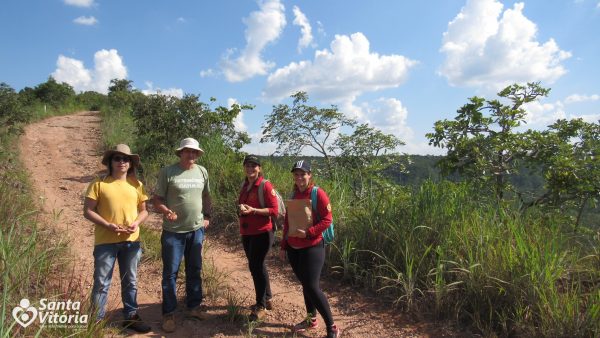 Pesquisadores visitam a Serra do Tatu, bem tombado em Santa Vitória-MG