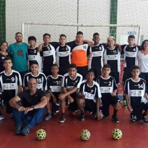 Equipe de handebol de 12 a 14 anos com os professores Equipe de handebol de 12 a 14 anos com os professores