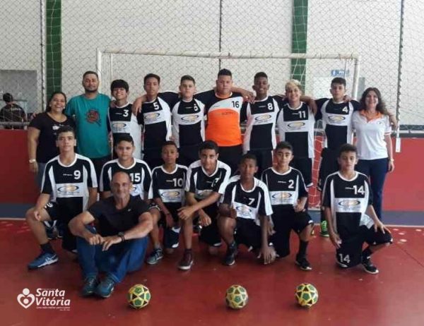 Equipe de handebol de 12 a 14 anos com os professores