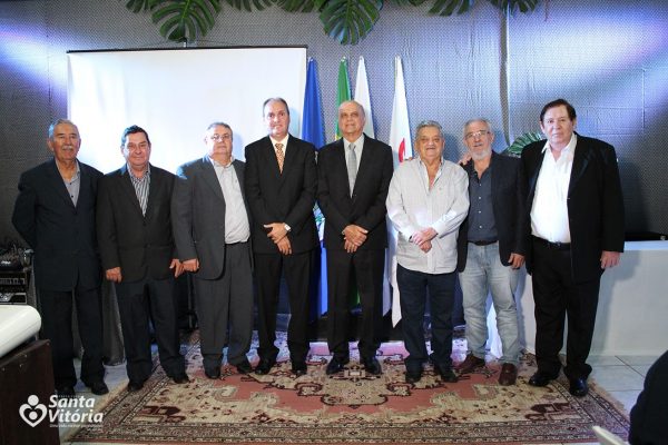 Gratidão e reconhecimento marcam homenagem aos ex-prefeitos de Santa Vitória