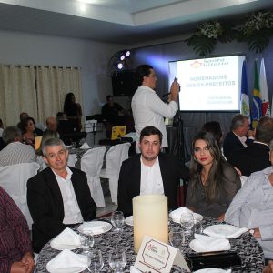 Gratidão e reconhecimento marcam homenagem aos ex-prefeitos de Santa Vitória (46) Gratidão e reconhecimento marcam homenagem aos ex-prefeitos de Santa Vitória (46)