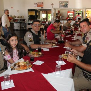Líderes do Executivo participam de almoço de confraternização da PM, oferecido pela prefeitura de Santa Vitória (11)