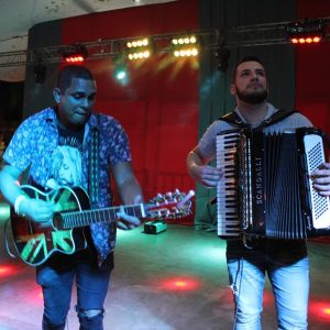 Prefeitura promove grande festa do trabalhador na Praça (120)