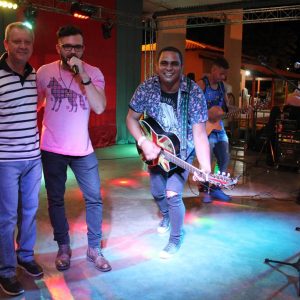 Prefeitura promove grande festa do trabalhador na Praça (123)