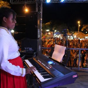 Prefeitura promove grande festa do trabalhador na Praça (13)