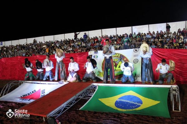 Final do rodeio em touros atrai milhares de pessoas (1)