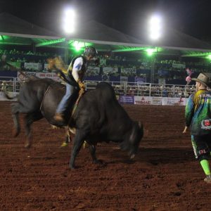 Final do rodeio em touros atrai milhares de pessoas (12)