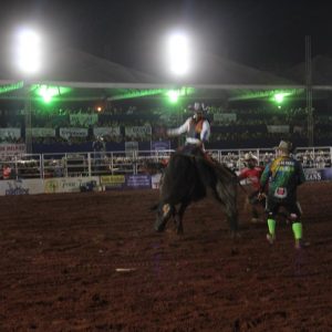 Final do rodeio em touros atrai milhares de pessoas (15)