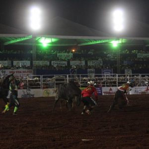 Final do rodeio em touros atrai milhares de pessoas (17)