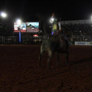 Final do rodeio em touros atrai milhares de pessoas (19)