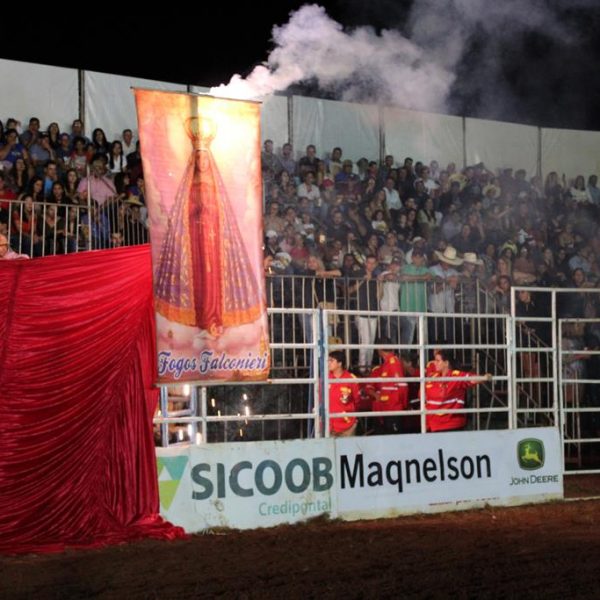 Final do rodeio em touros atrai milhares de pessoas (2)