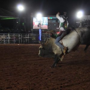 Final do rodeio em touros atrai milhares de pessoas (20)