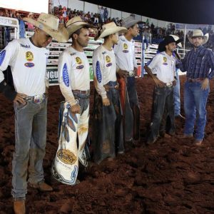 Final do rodeio em touros atrai milhares de pessoas (21)