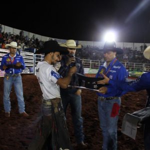 Final do rodeio em touros atrai milhares de pessoas (22)