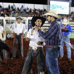 Final do rodeio em touros atrai milhares de pessoas (23)