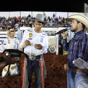 Final do rodeio em touros atrai milhares de pessoas (24)