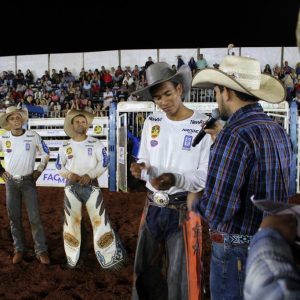 Final do rodeio em touros atrai milhares de pessoas (25)