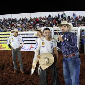 Final do rodeio em touros atrai milhares de pessoas (26)