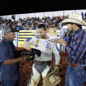 Final do rodeio em touros atrai milhares de pessoas (27)