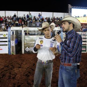 Final do rodeio em touros atrai milhares de pessoas (28)