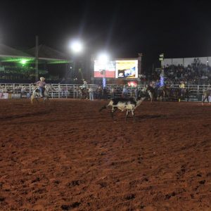 Final do rodeio em touros atrai milhares de pessoas (29)