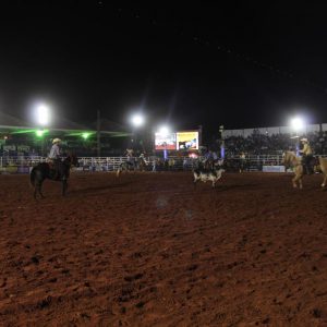 Final do rodeio em touros atrai milhares de pessoas (30)