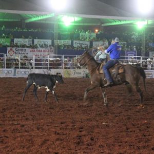 Final do rodeio em touros atrai milhares de pessoas (32)