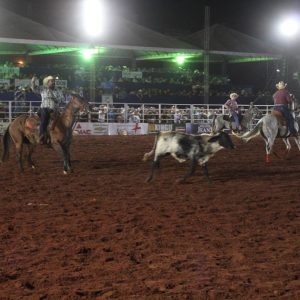 Final do rodeio em touros atrai milhares de pessoas (34)