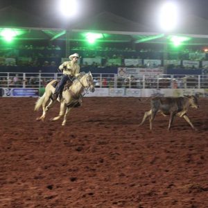 Final do rodeio em touros atrai milhares de pessoas (35)