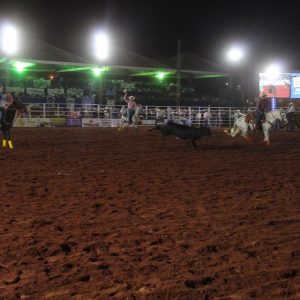 Final do rodeio em touros atrai milhares de pessoas (36)