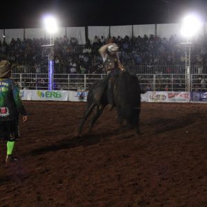 Final do rodeio em touros atrai milhares de pessoas (37)