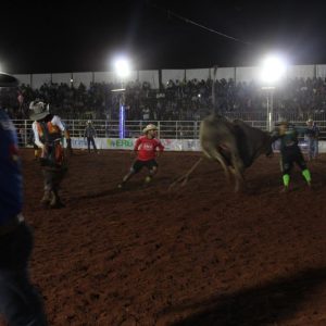 Final do rodeio em touros atrai milhares de pessoas (39)