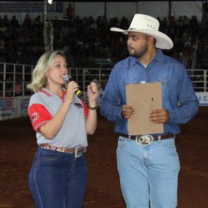 Final do rodeio em touros atrai milhares de pessoas (43)