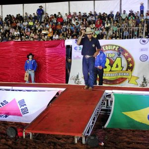 Final do rodeio em touros atrai milhares de pessoas (45)