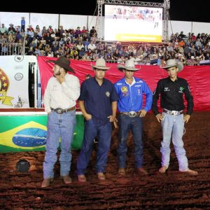 Final do rodeio em touros atrai milhares de pessoas (46)