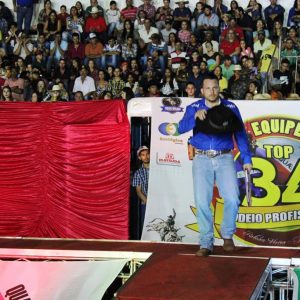 Final do rodeio em touros atrai milhares de pessoas (48)