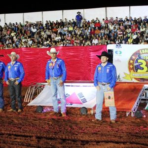 Final do rodeio em touros atrai milhares de pessoas (49)