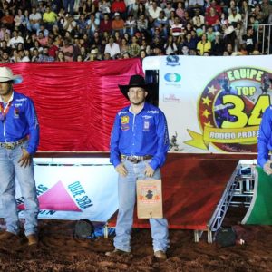 Final do rodeio em touros atrai milhares de pessoas (50)