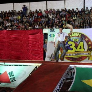 Final do rodeio em touros atrai milhares de pessoas (52)