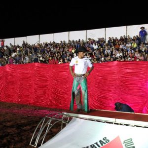 Final do rodeio em touros atrai milhares de pessoas (54)