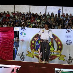 Final do rodeio em touros atrai milhares de pessoas (55)