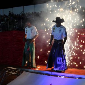 Final do rodeio em touros atrai milhares de pessoas (56)