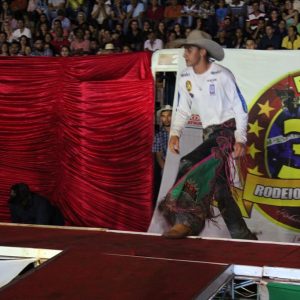 Final do rodeio em touros atrai milhares de pessoas (58)