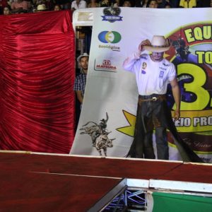 Final do rodeio em touros atrai milhares de pessoas (59)