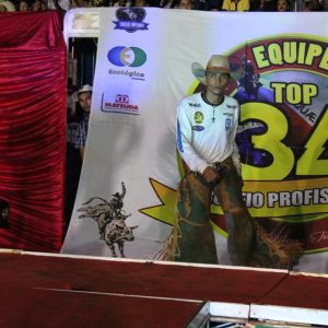 Final do rodeio em touros atrai milhares de pessoas (61)