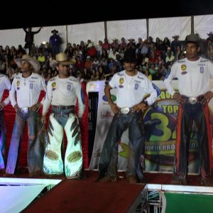 Final do rodeio em touros atrai milhares de pessoas (69)