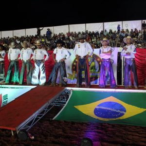 Final do rodeio em touros atrai milhares de pessoas (70)