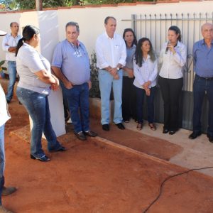 Prefeito e Equipe entregam as chaves da casa da D. Maria Viana e anunciam a construção de mais cinco casas do Projeto Social (10)