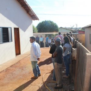 Prefeito e Equipe entregam as chaves da casa da D. Maria Viana e anunciam a construção de mais cinco casas do Projeto Social (12)