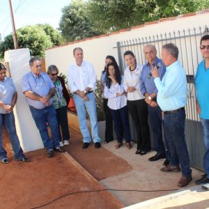 Prefeito e Equipe entregam as chaves da casa da D. Maria Viana e anunciam a construção de mais cinco casas do Projeto Social (14)